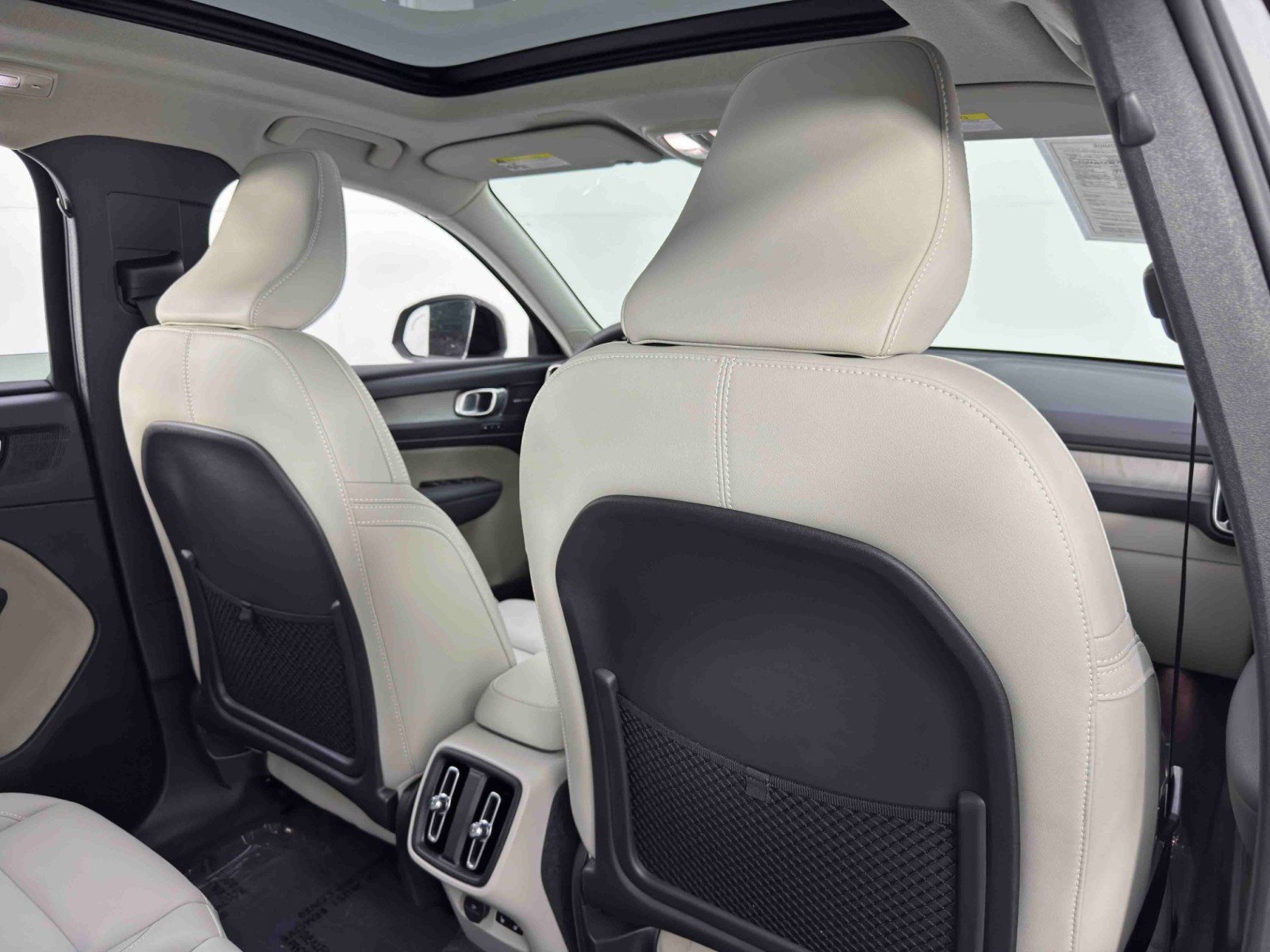 Used 2024 Volvo XC40 B5 Ultimate w/ Protection Package Premier image 39