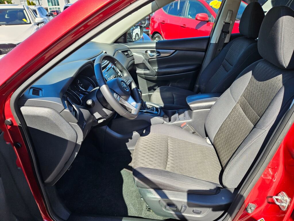 Used 2018 Nissan Rogue SV image 12