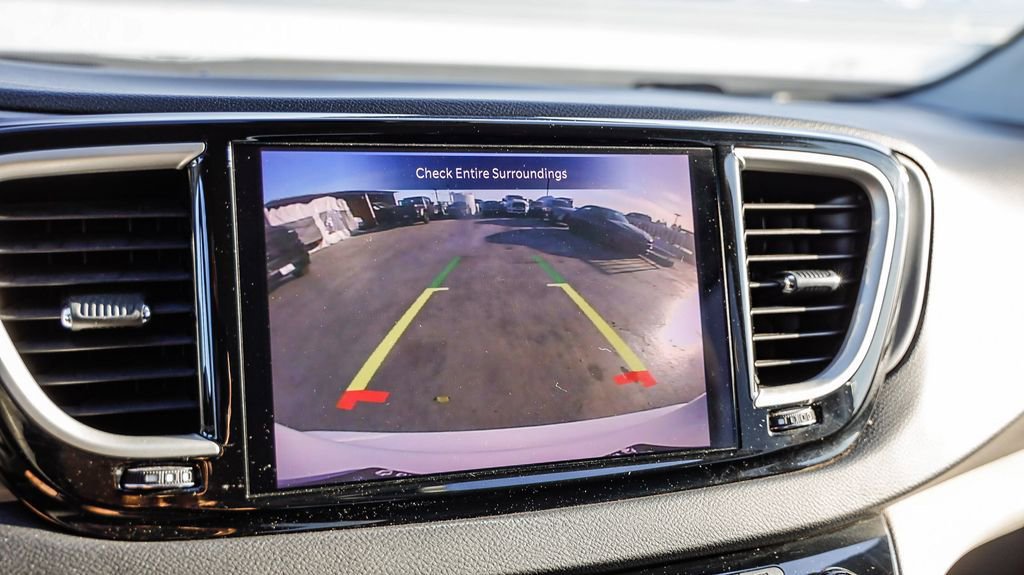 Used 2022 Chrysler Pacifica Touring-L image 29