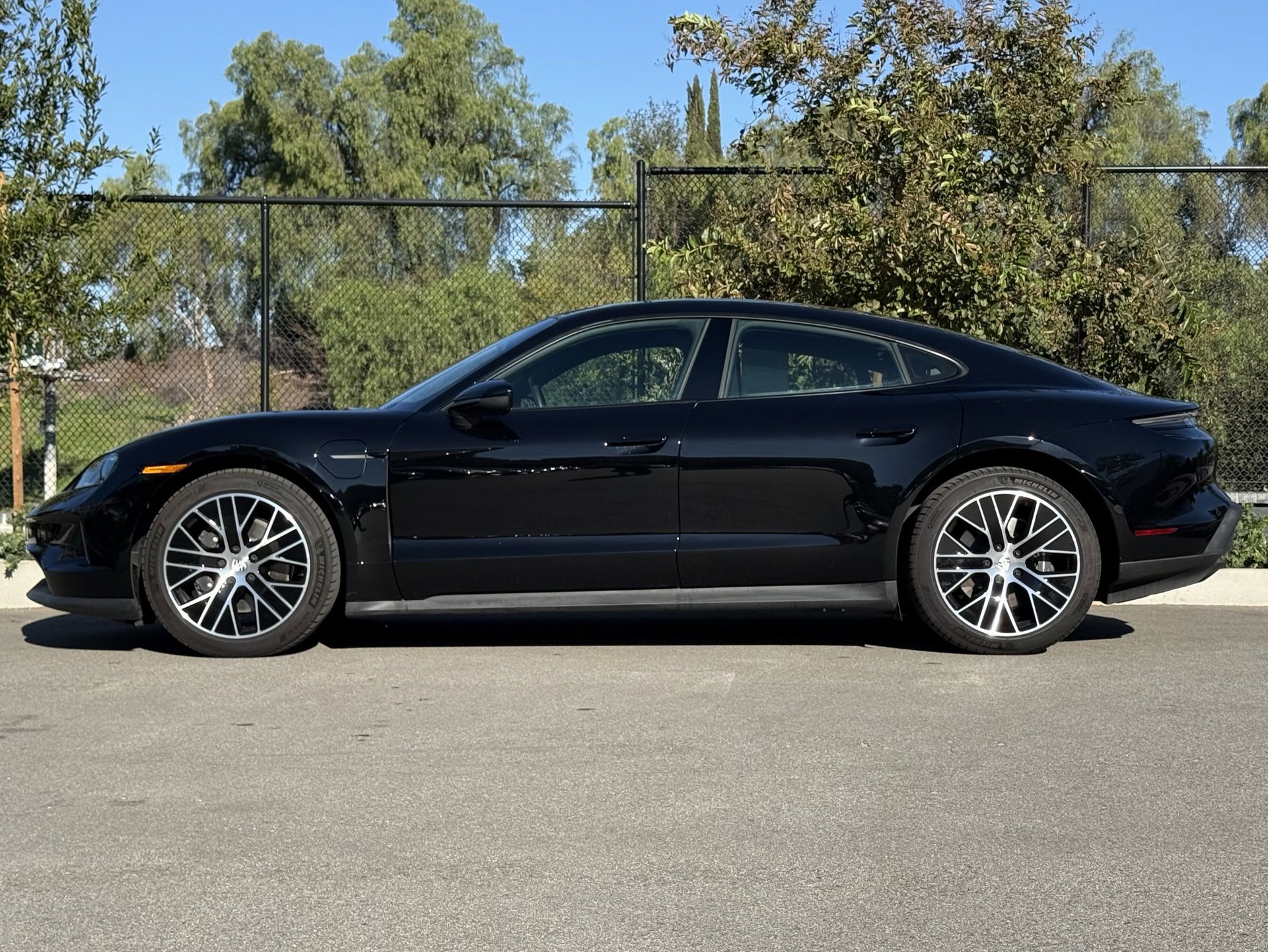 Used 2025 Porsche Taycan image 2