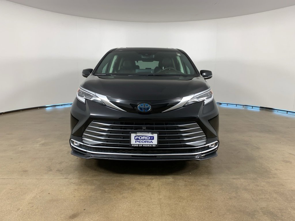 Used 2021 Toyota Sienna Platinum image 2