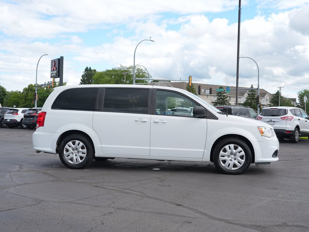 Used 2018 Dodge Grand Caravan SE w/ UConnect Hands-Free Group FWD image 2