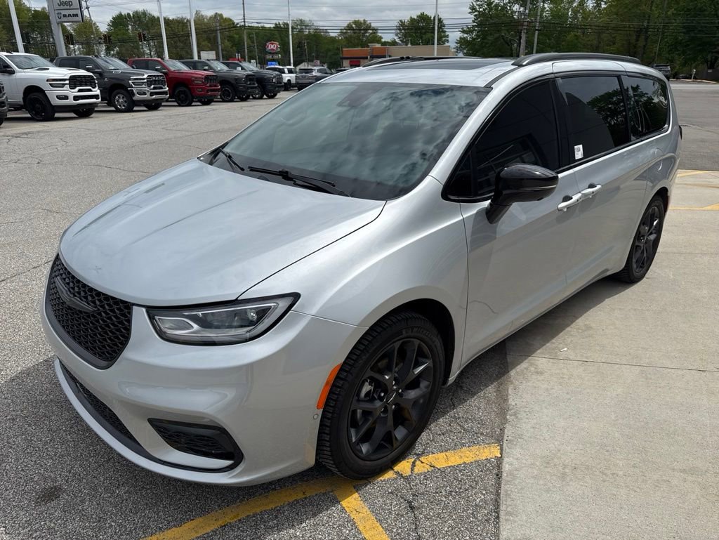 Used 2023 Chrysler Pacifica Limited w/ S Appearance Package FWD image 9