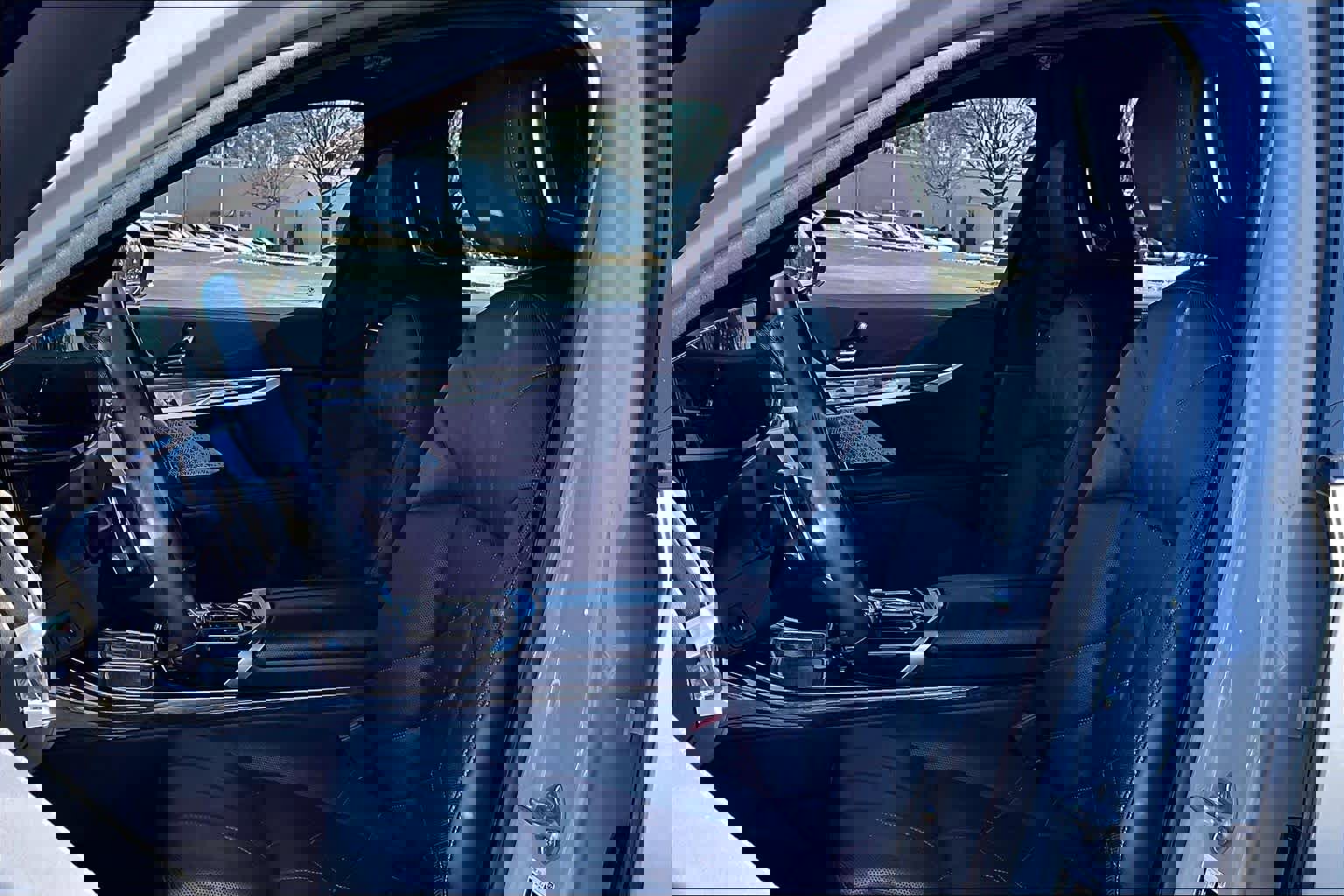 Used 2023 BMW 760i xDrive w/ Executive Package image 8