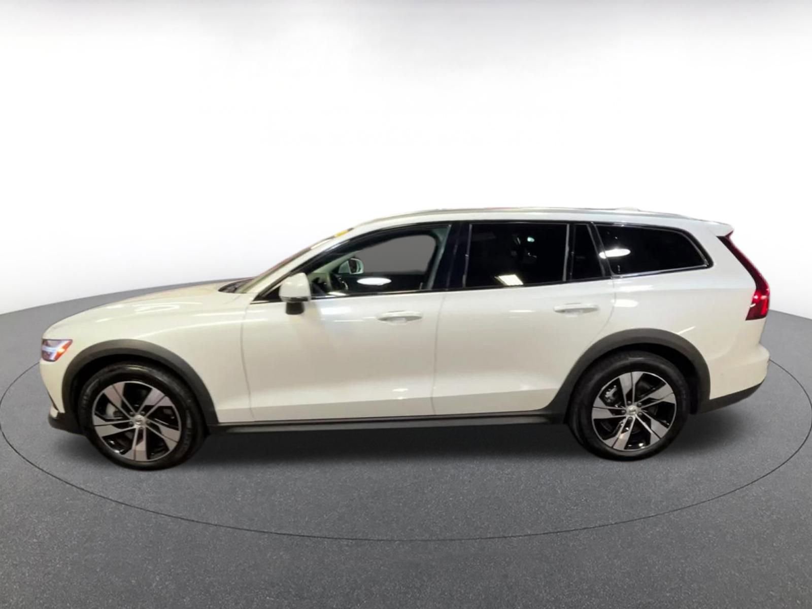 Used 2025 Volvo V60 B5 Cross Country Plus image 9