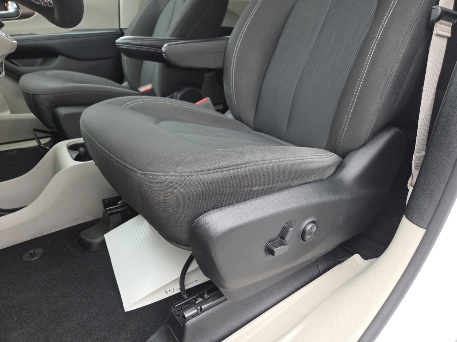 Used 2023 Chrysler Voyager LX image 22