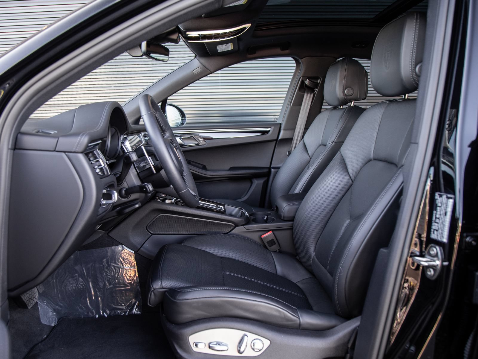 New 2026 Porsche Macan AWD/4WD image 5