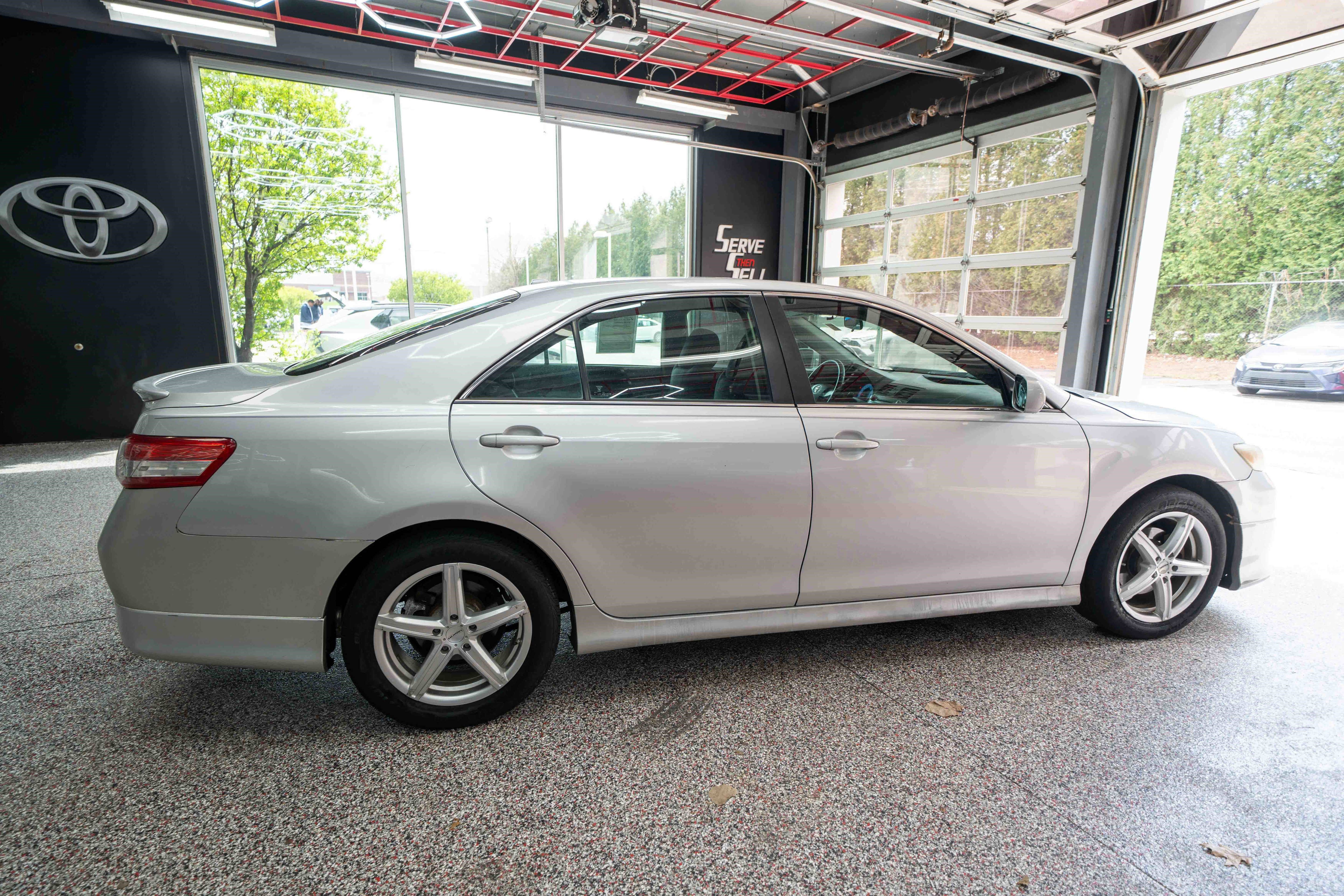 Used 2011 Toyota Camry SE w/ SE Extra-Value Pkg #1 image 4