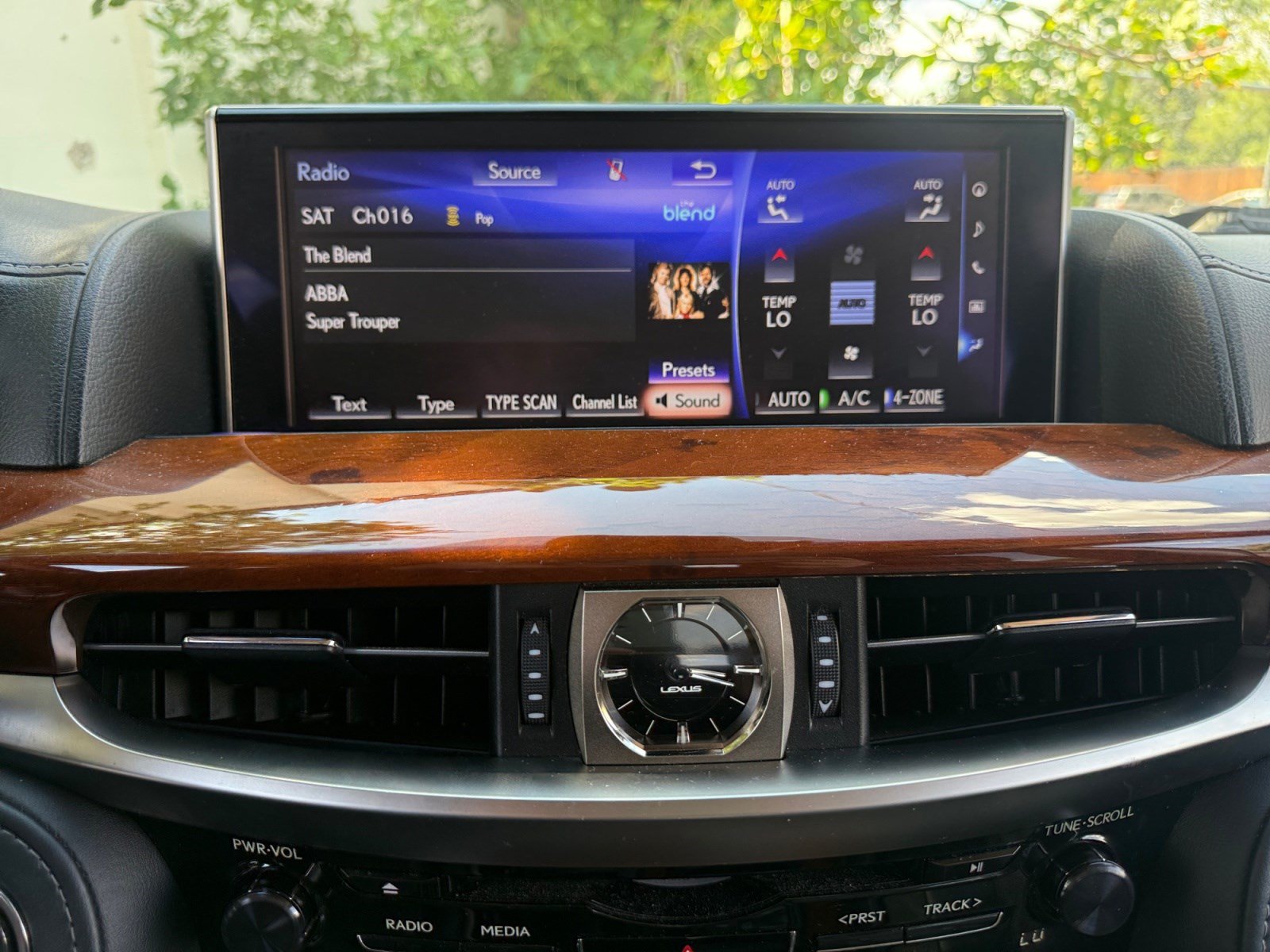 Used 2020 Lexus LX 570 4WD w/ Luxury Package image 26