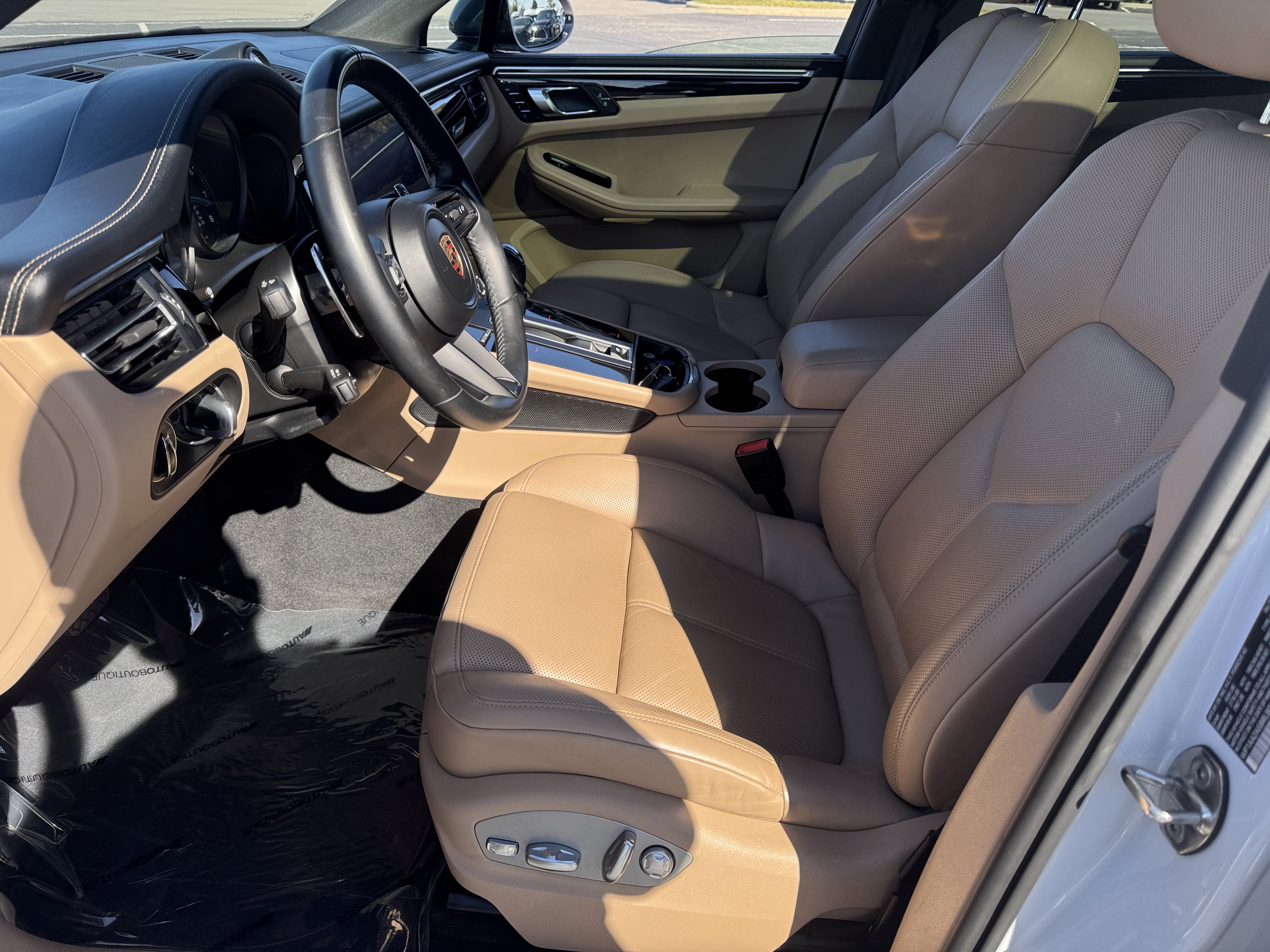 Used 2024 Porsche Macan AWD/4WD image 6