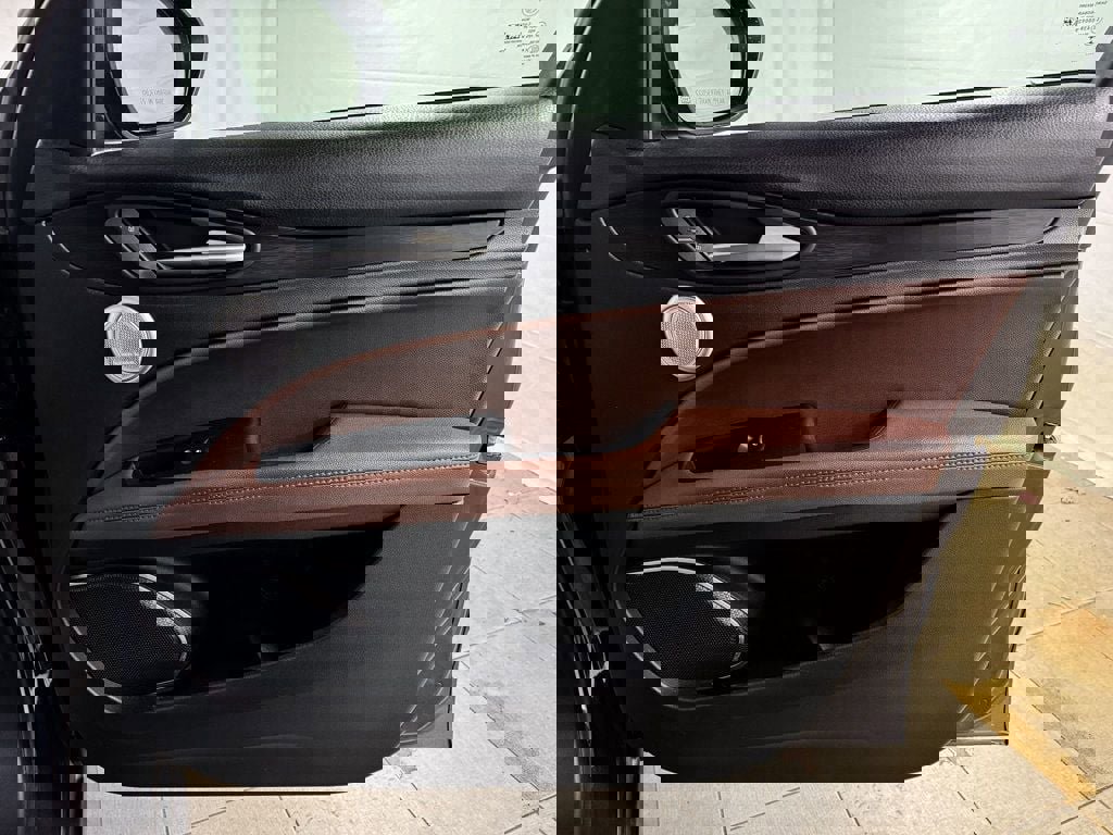 Used 2018 Alfa Romeo Stelvio AWD image 16