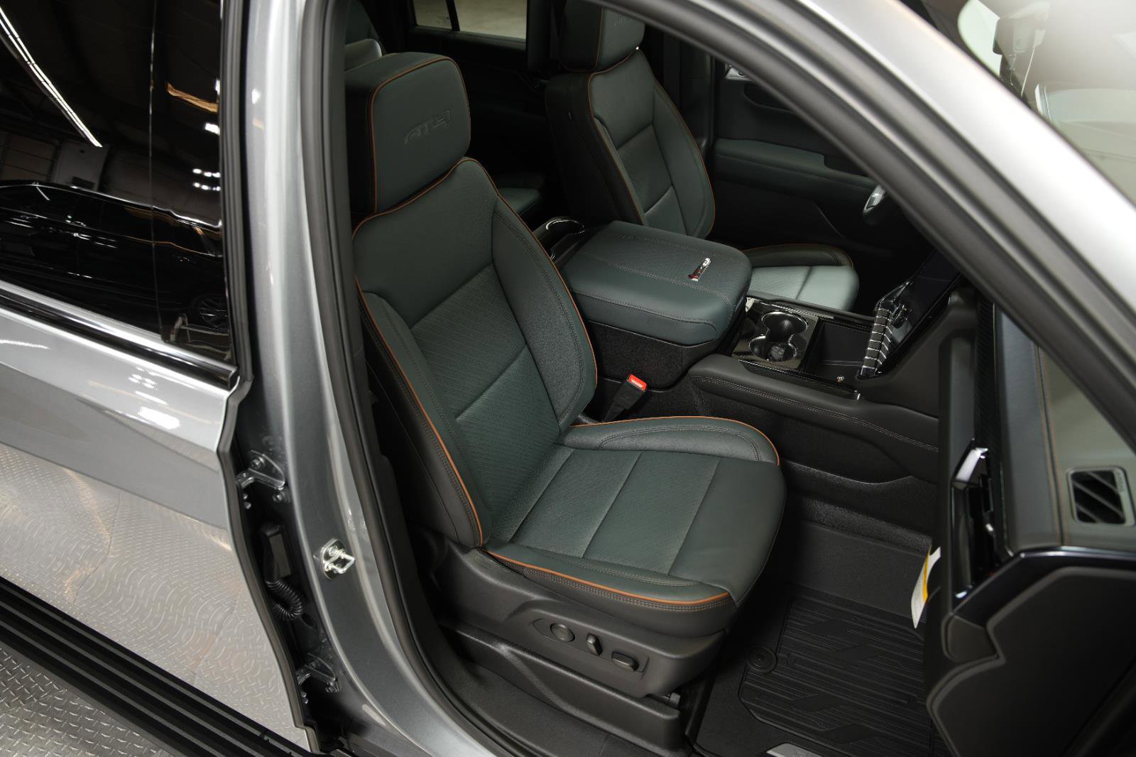 New 2026 GMC Yukon XL AT4 w/ AT4 Premium Plus Package AWD/4WD image 21