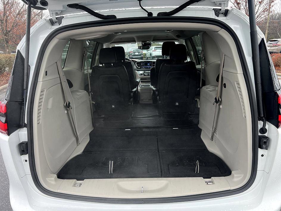 Used 2021 Chrysler Pacifica Touring-L image 26
