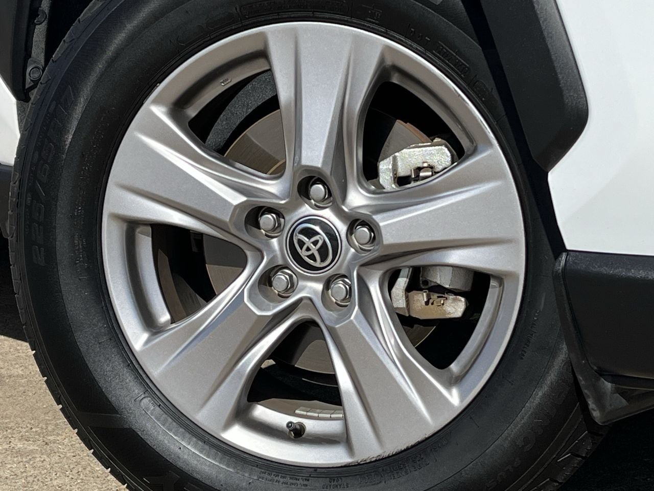 Used 2025 Toyota RAV4 XLE AWD/4WD image 27