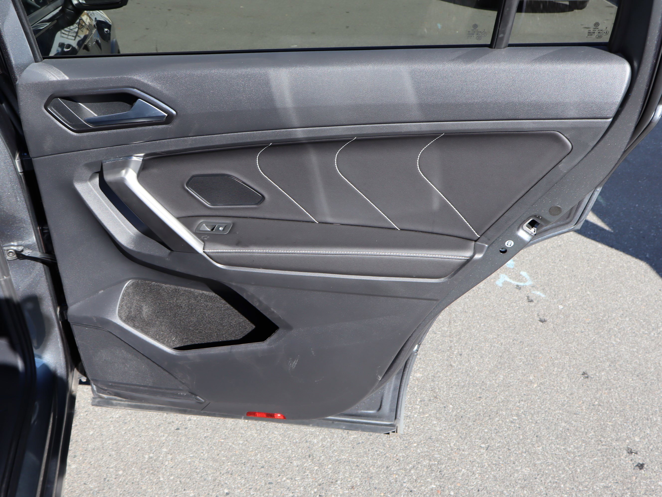 Used 2023 Volkswagen Tiguan SE R-Line image 34