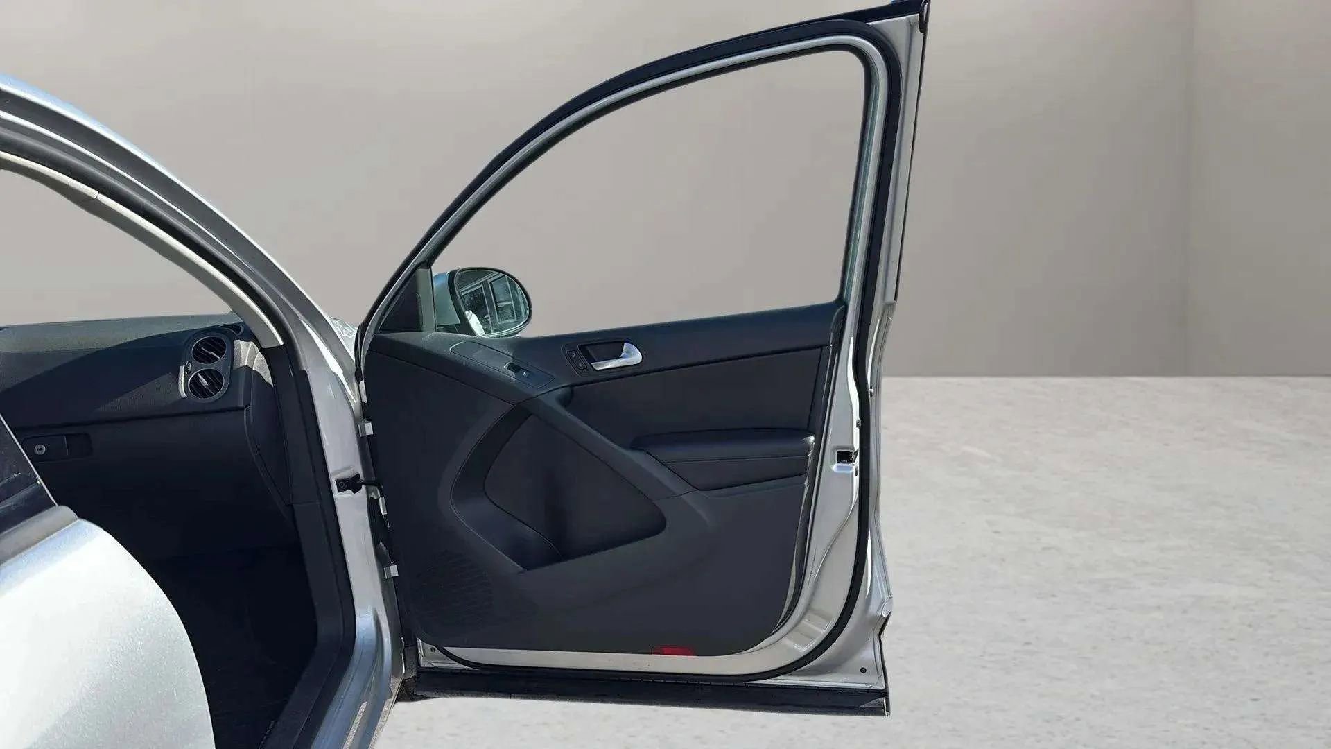 Used 2016 Volkswagen Tiguan S image 23