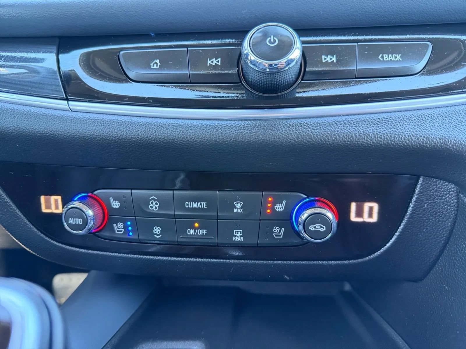 Used 2019 Buick Enclave Premium w/ Experience Buick Package FWD image 17