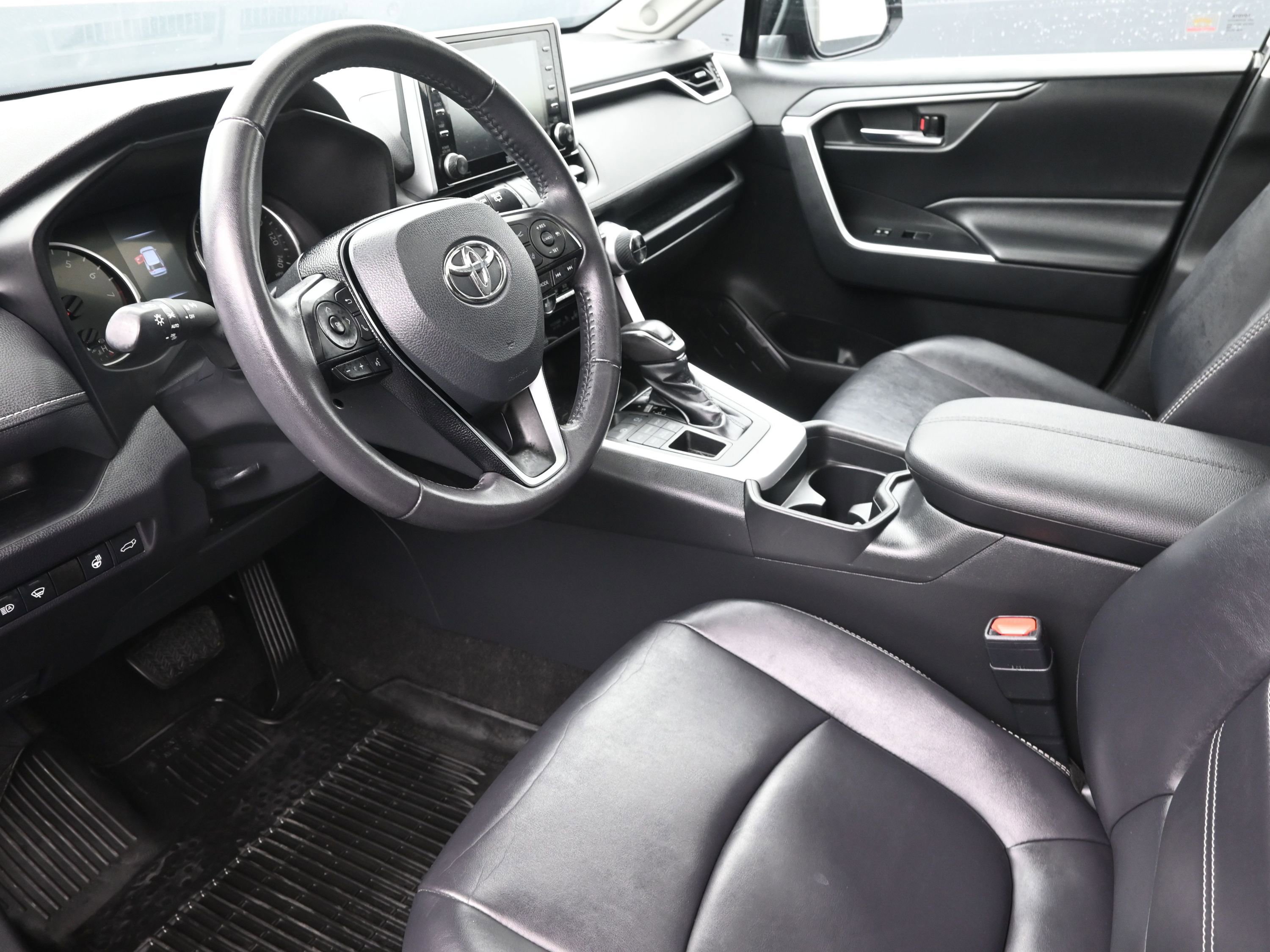 Used 2019 Toyota RAV4 XLE Premium image 10