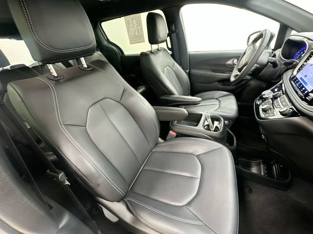 Used 2025 Chrysler Pacifica Select FWD image 26
