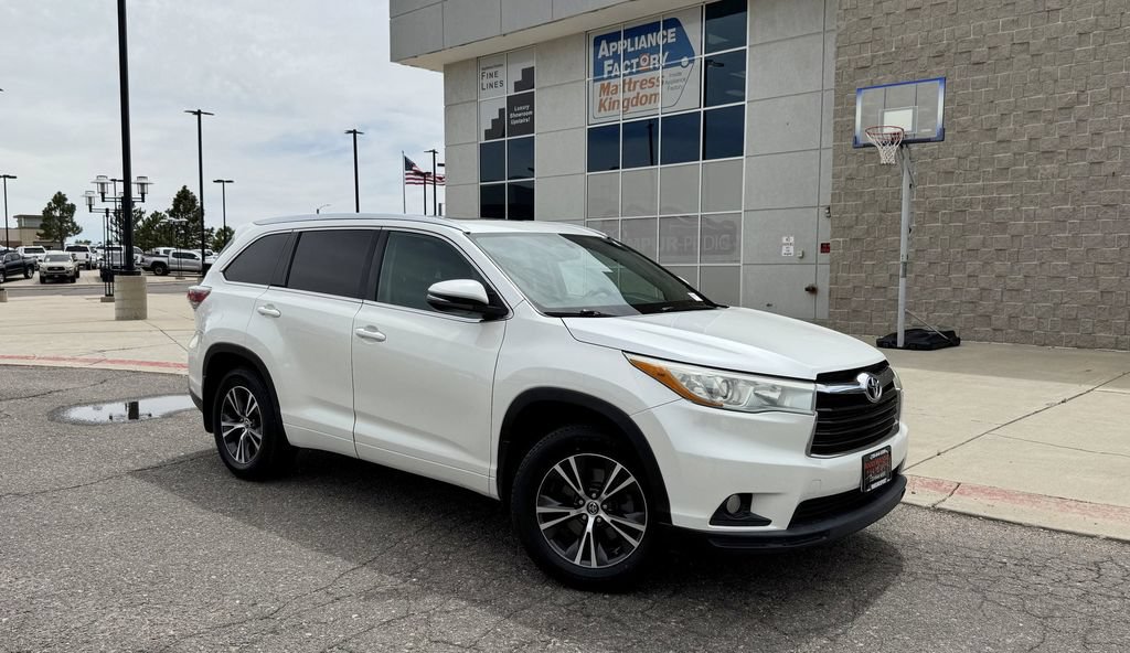 Used 2016 Toyota Highlander XLE AWD/4WD image 2