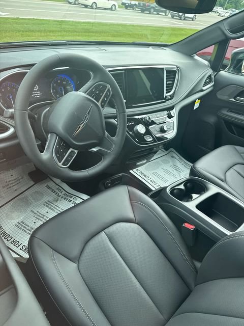 New 2025 Chrysler Pacifica Select w/ Fav Edition Package image 8