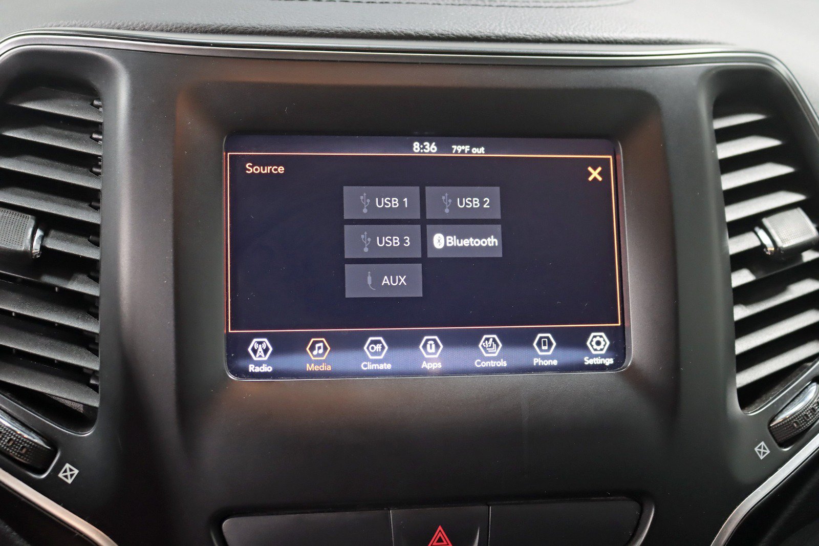 Used 2019 Jeep Cherokee Latitude Plus w/ Cold Weather Group AWD/4WD image 19