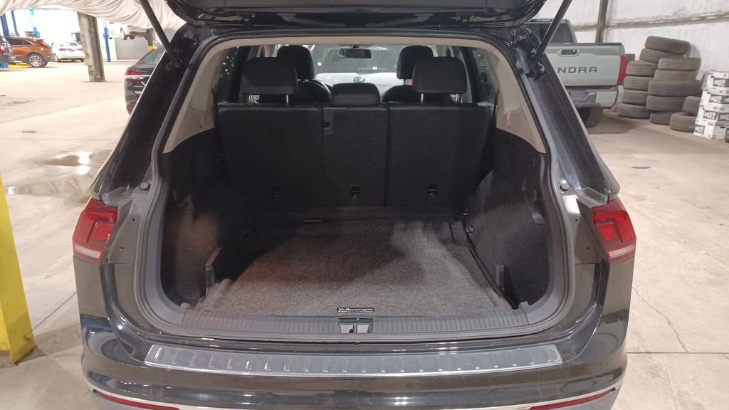 Used 2020 Volkswagen Tiguan SE w/ Panoramic Sunroof Package image 8