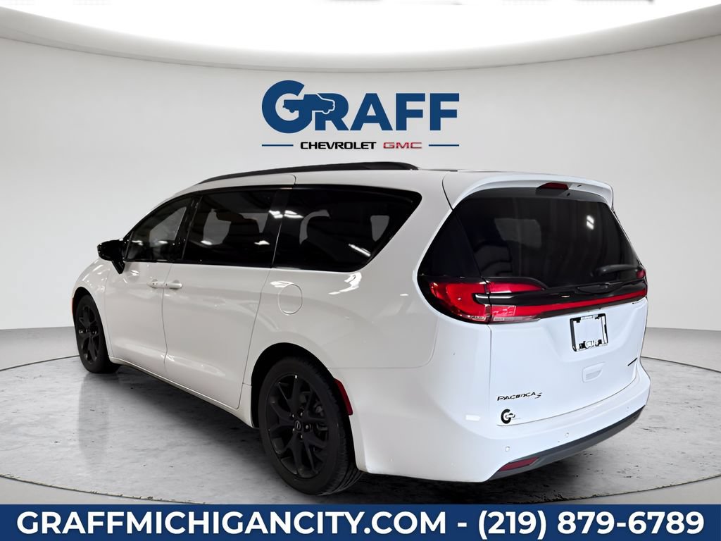 Used 2025 Chrysler Pacifica Limited FWD image 3