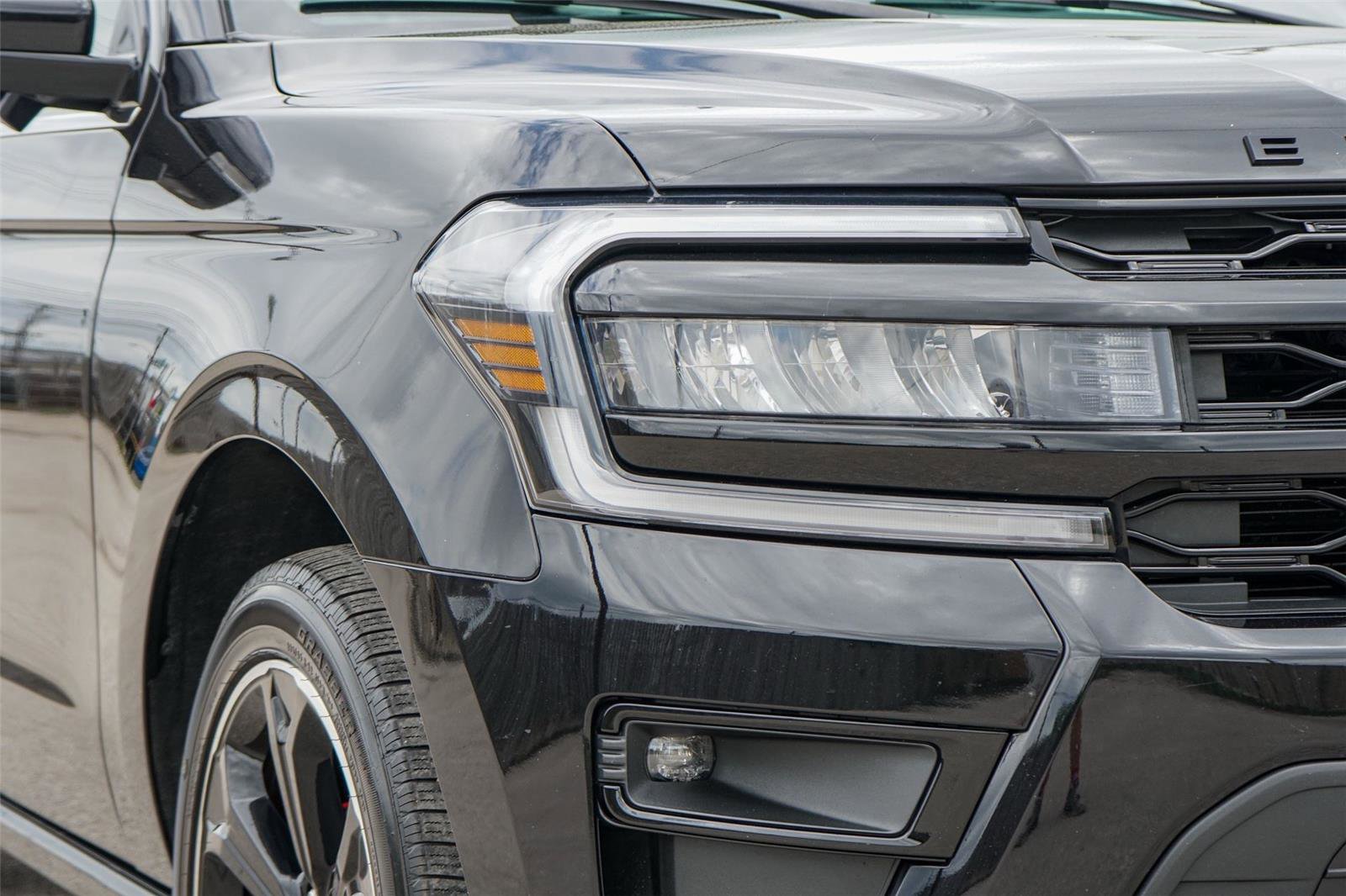 Used 2023 Ford Expedition Limited image 3