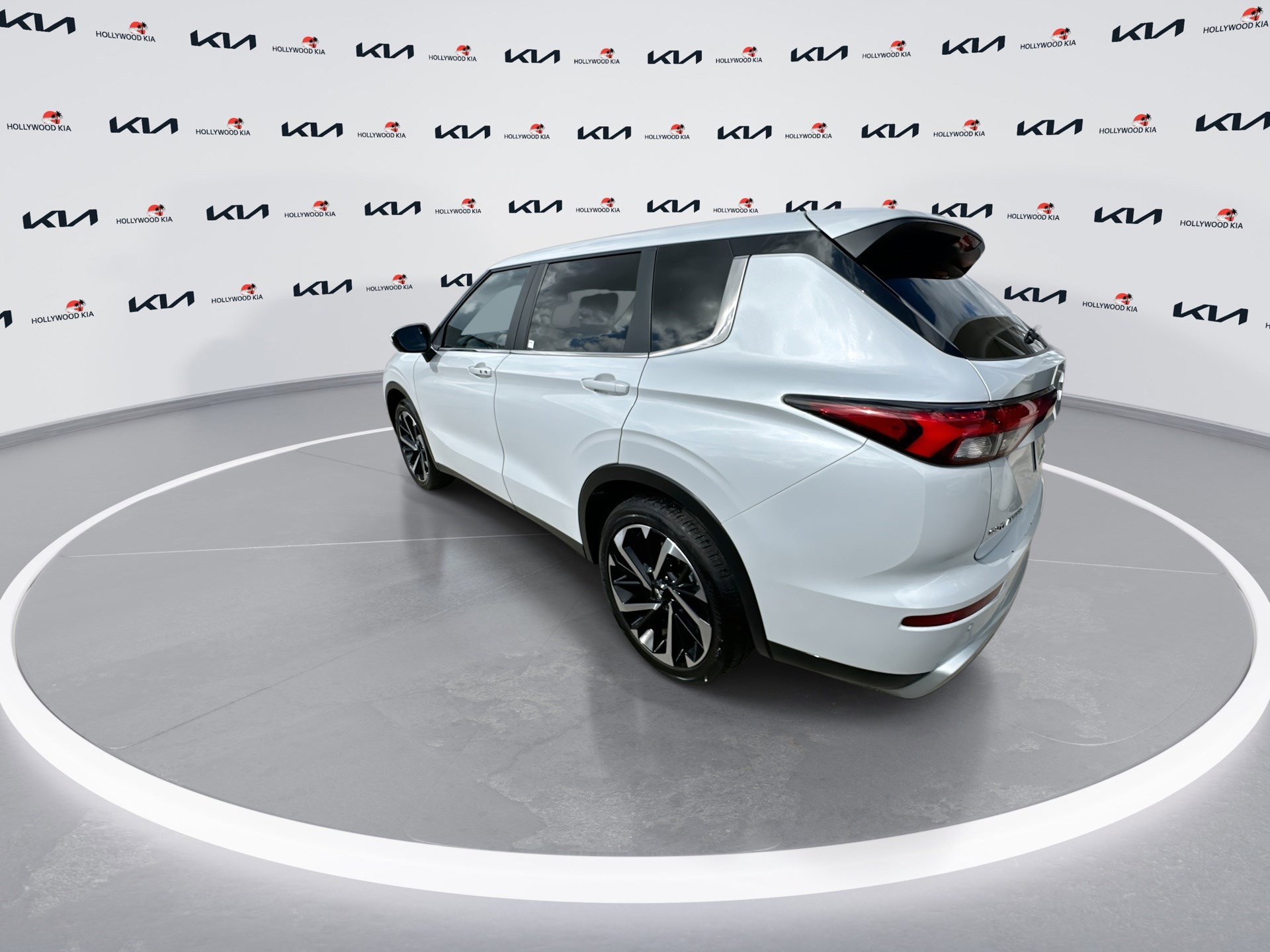 Used 2024 Mitsubishi Outlander SE Black Edition image 6