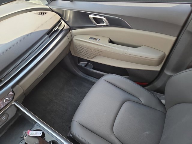 Used 2025 Kia Carnival FWD image 13