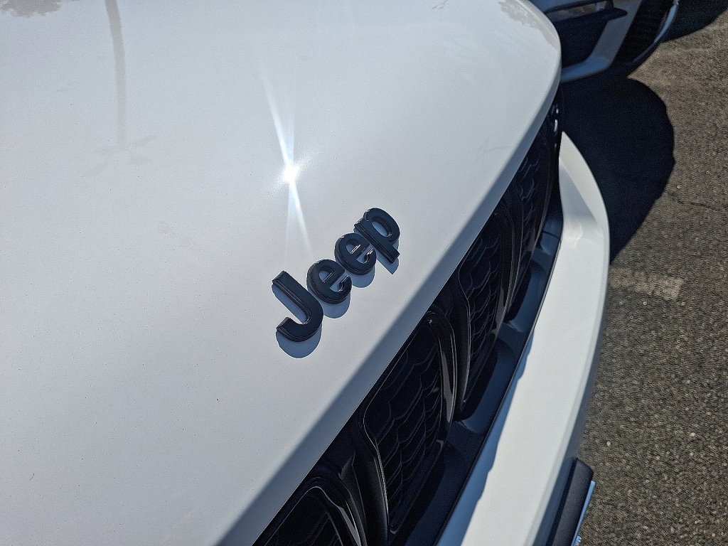 New 2025 Jeep Grand Cherokee Limited w/ Black Appearance Package image 5