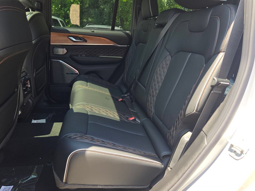 New 2026 Jeep Grand Cherokee Summit w/ Obsidian Package AWD/4WD image 21