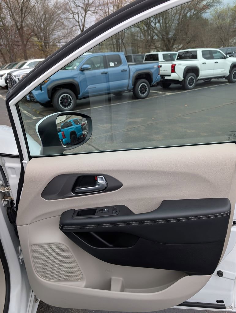 Used 2023 Chrysler Pacifica Touring-L FWD image 21