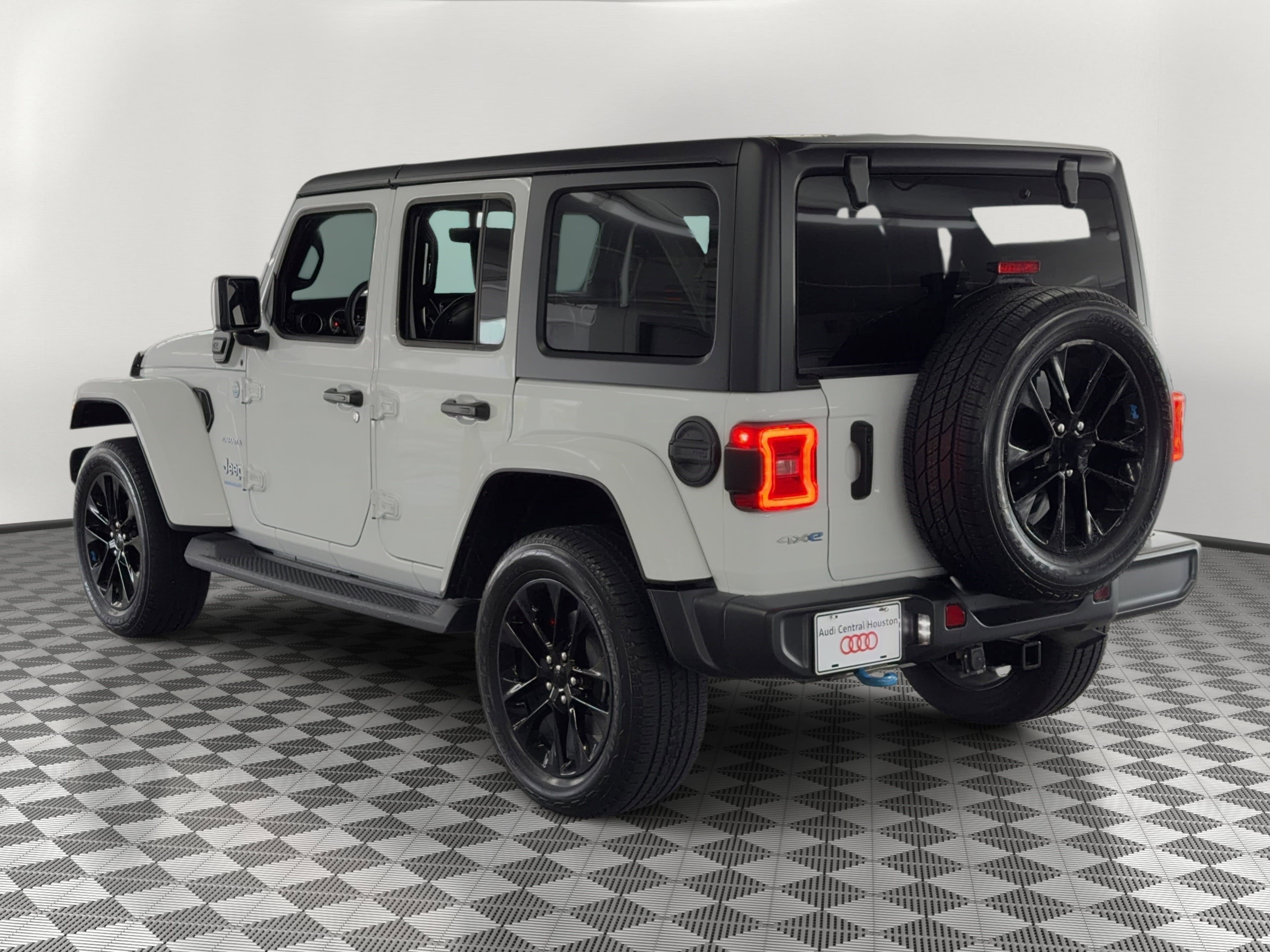 Used 2023 Jeep Wrangler Unlimited Sahara AWD/4WD image 3