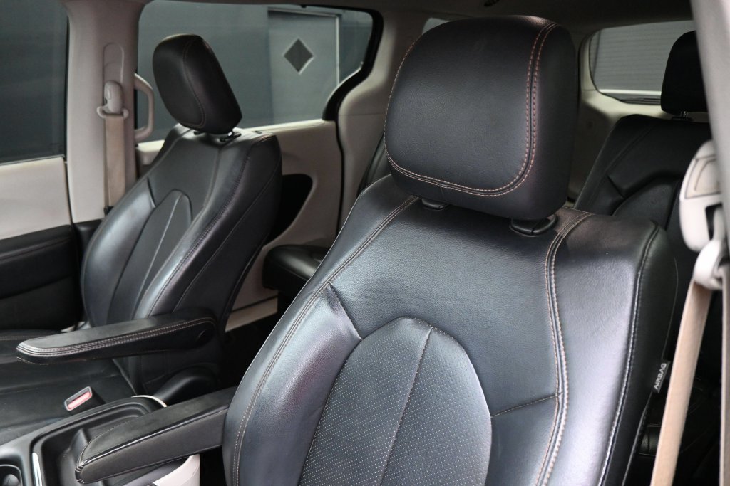 Used 2019 Chrysler Pacifica Touring-L FWD image 12