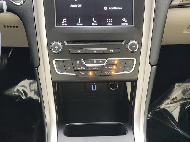 Used 2017 Ford Fusion SE w/ Fusion SE Technology Package FWD image 22
