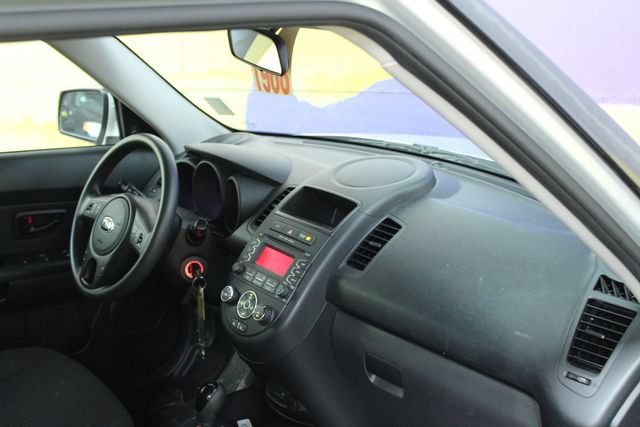 Used 2013 Kia Soul FWD image 12