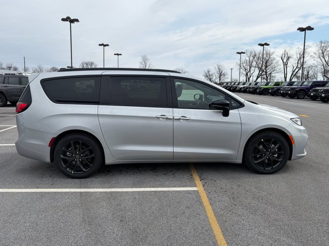 New 2026 Chrysler Pacifica Limited w/ S Appearance Package FWD image 9