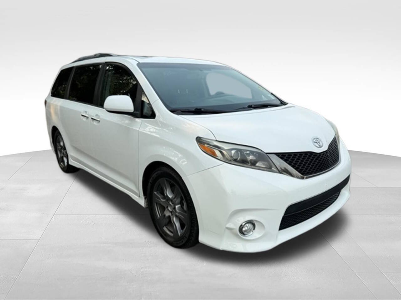 Used 2017 Toyota Sienna SE Premium FWD image 6
