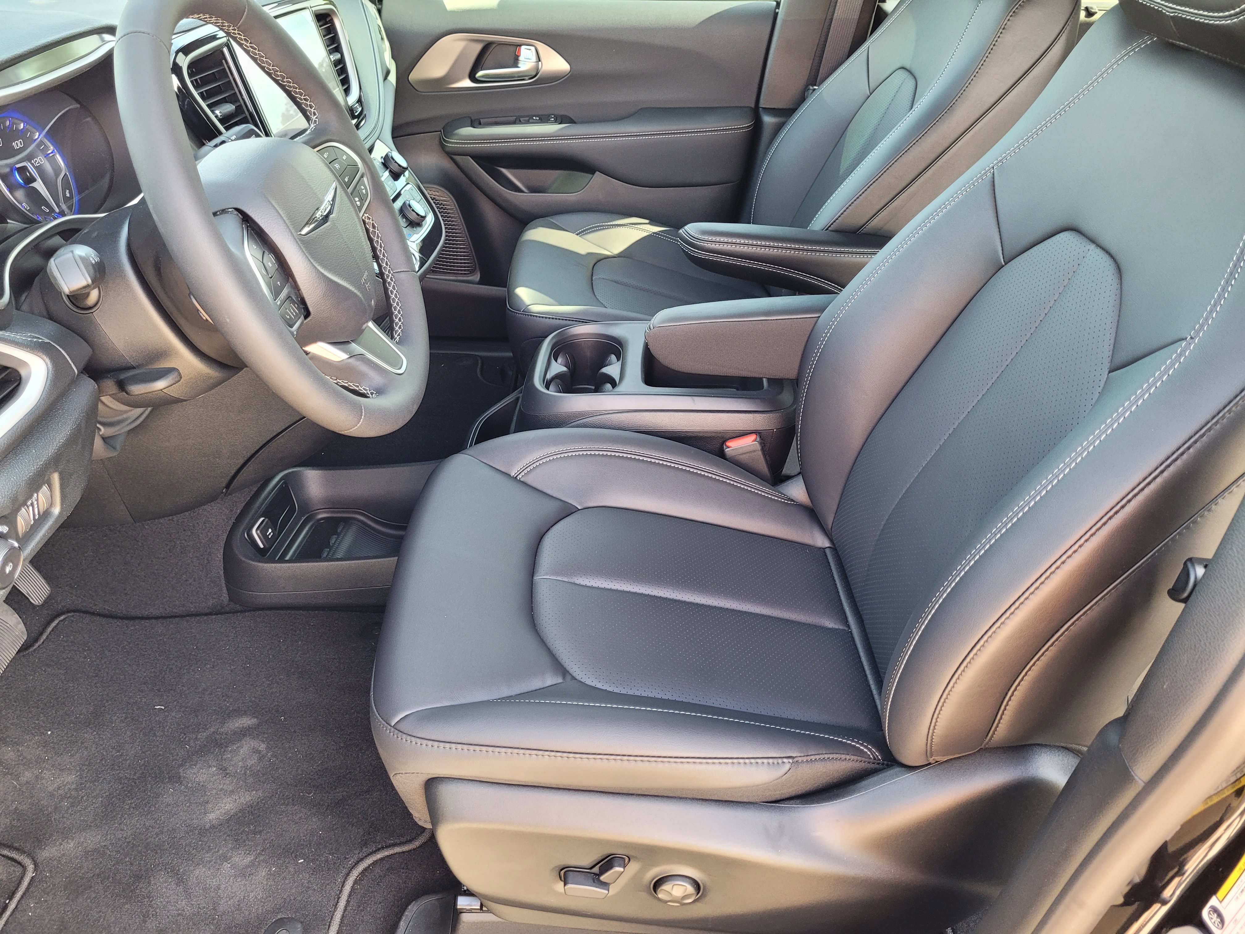 New 2025 Chrysler Pacifica Select image 8