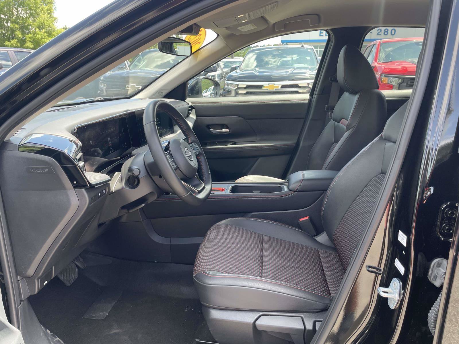 Used 2025 Nissan Kicks SR FWD image 4