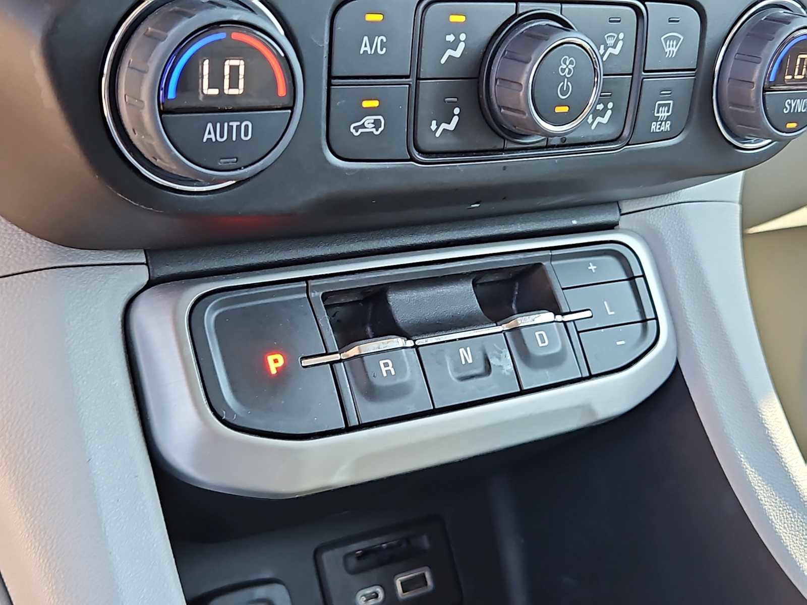 Used 2023 GMC Acadia SLT image 21