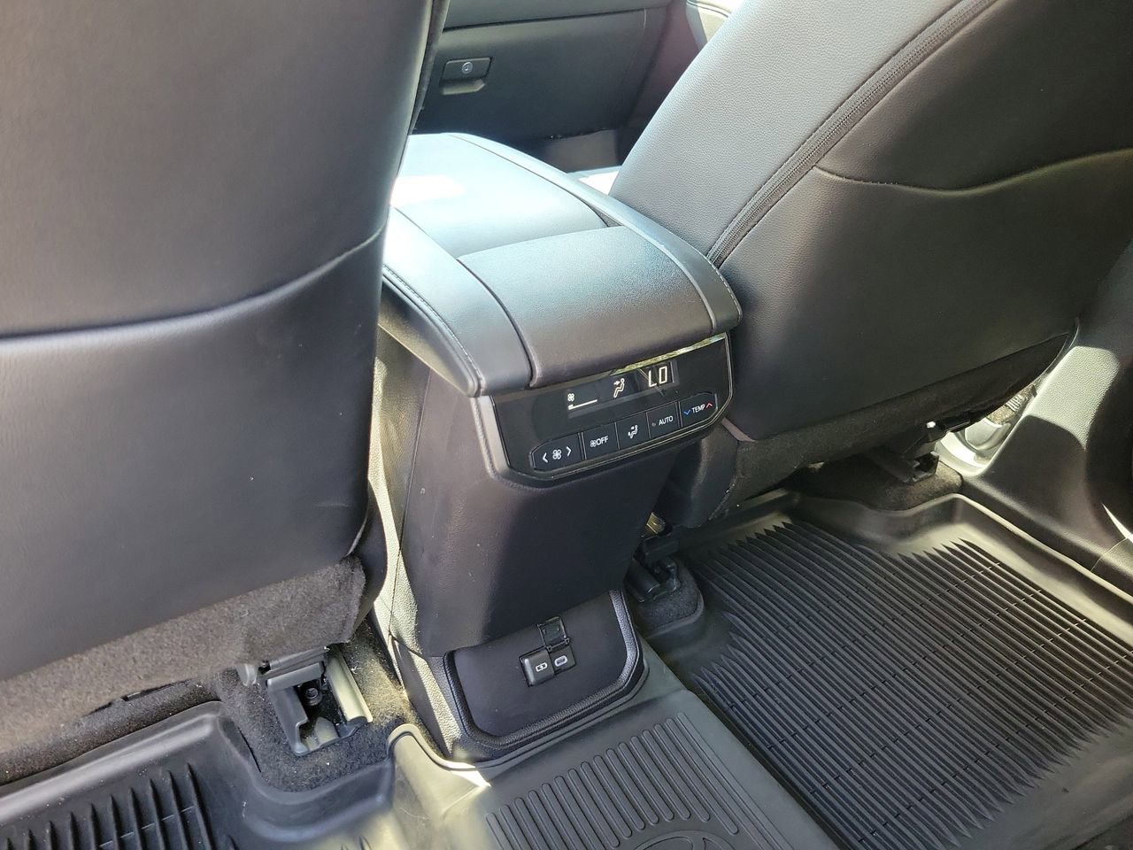 Used 2023 Toyota Highlander XLE FWD image 11