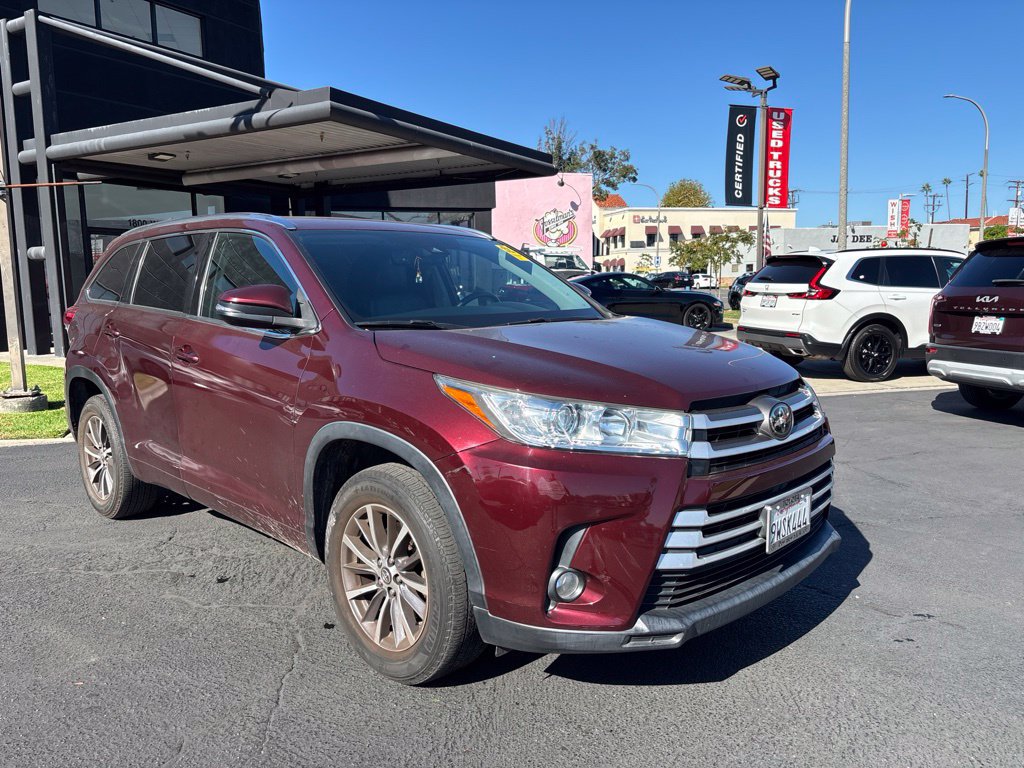 Used 2018 Toyota Highlander XLE FWD image 2