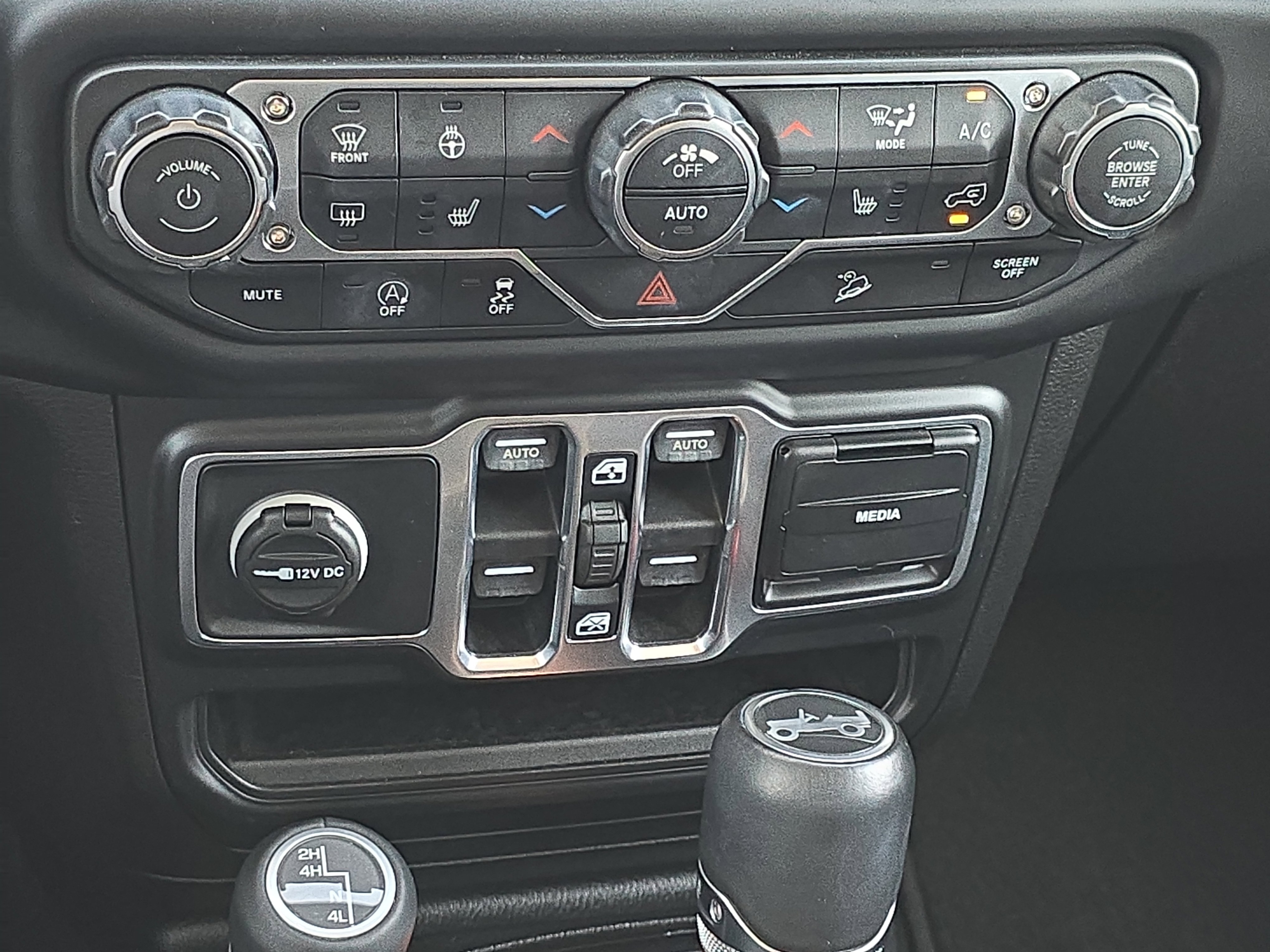 Used 2018 Jeep Wrangler Unlimited Sahara image 22