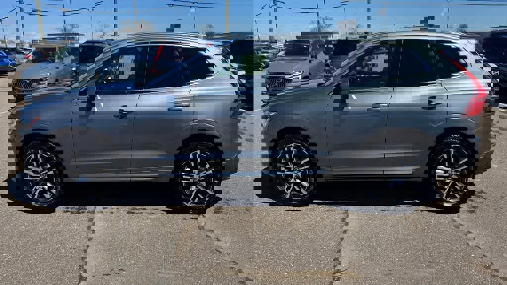 Used 2019 Volvo XC60 T6 Momentum w/ Multimedia Package image 8