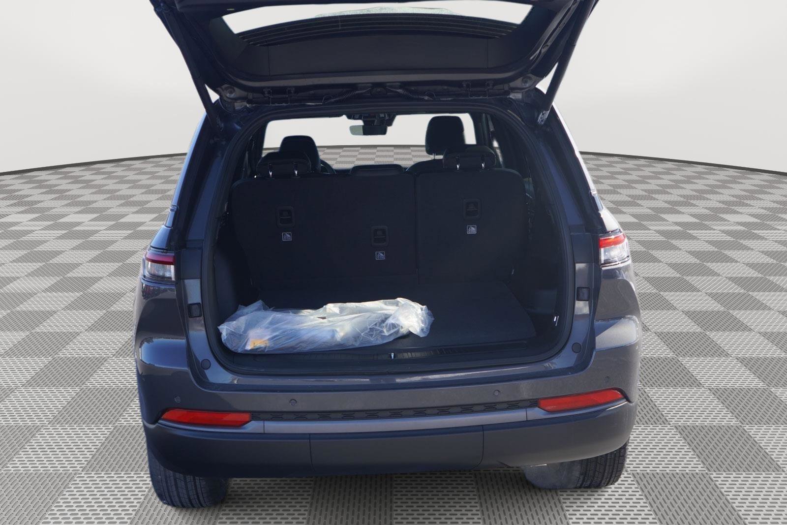 New 2026 Jeep Grand Cherokee Altitude image 7