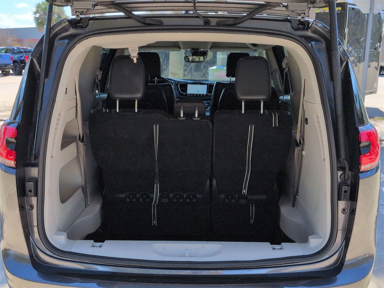 Used 2023 Chrysler Pacifica Touring-L image 23