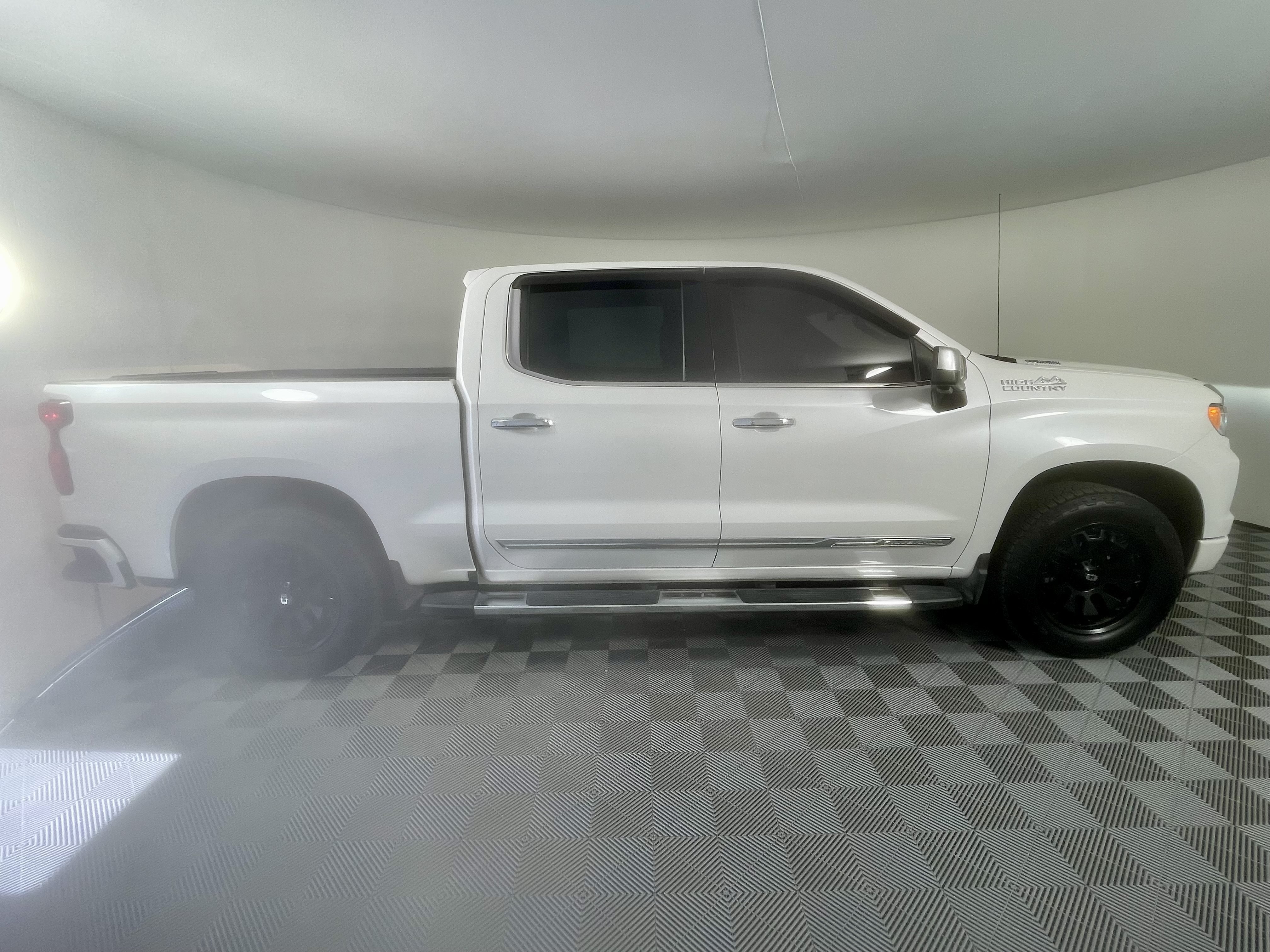 Used 2025 Chevrolet Silverado 1500 High Country w/ Technology Package AWD/4WD image 6